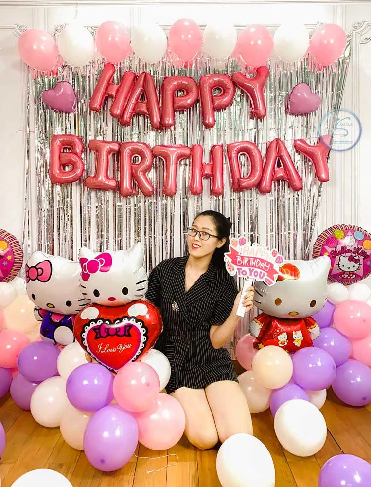 chup hinh voi set bong bong sinh nhat kitty