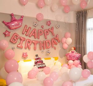 Trang trí sinh nhật màu hồng tại phòng ngủ bạn gái