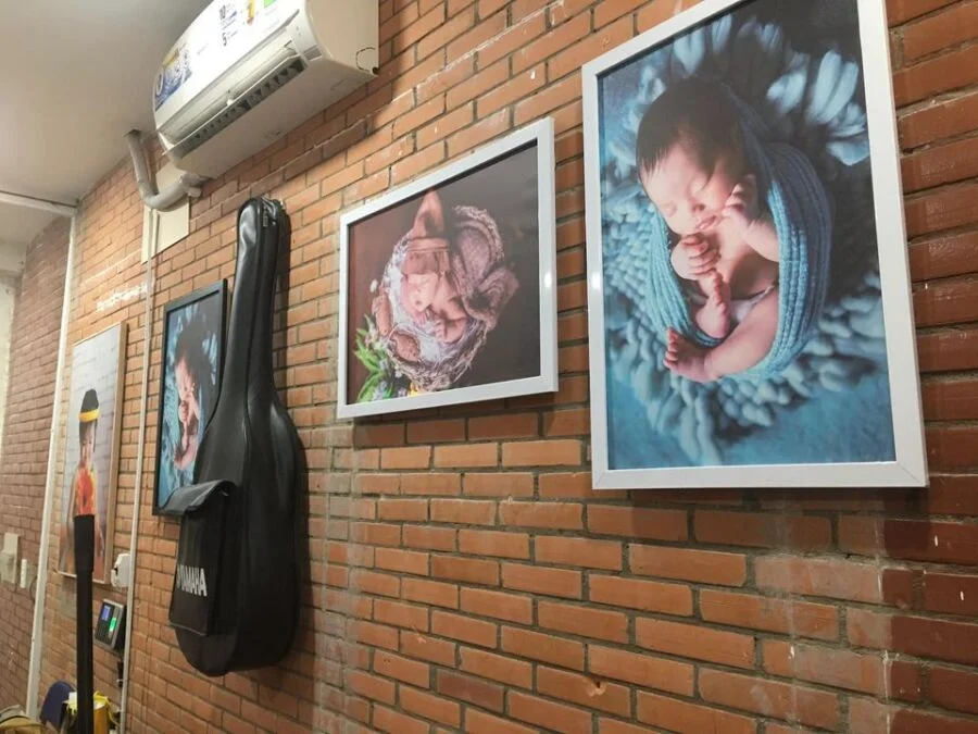 khung anh canvas in hinh con trong phong lam viec khung ảnh canvas in hình con trong phòng làm việc