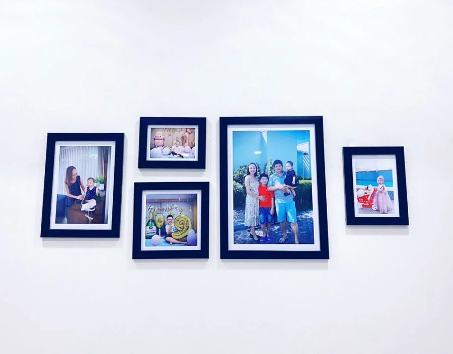 set khung hinh gia dinh khi dan len tuong Set khung hình gia đình khi dán lên tường