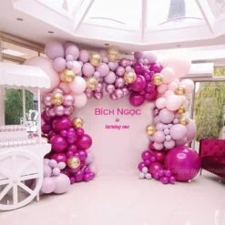 Trang trí bong bóng sân khấu sinh nhật hồng sánh sen