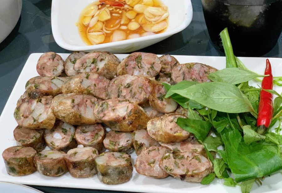 Dồi sụn từ lòng non, sụn, mỡ và thịt xay, luộc chín rồi chiên áp chảo cho giòn và se mặt. 