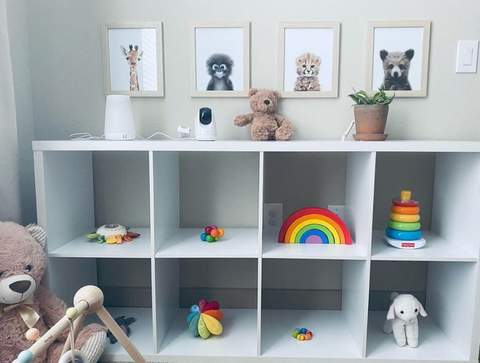 Kệ Montessori với đồ chơi bằng gỗ cầu vồng được trưng bày