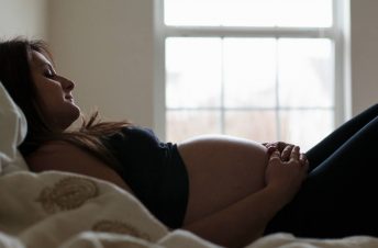 Người phụ nữ mang thai trên giường