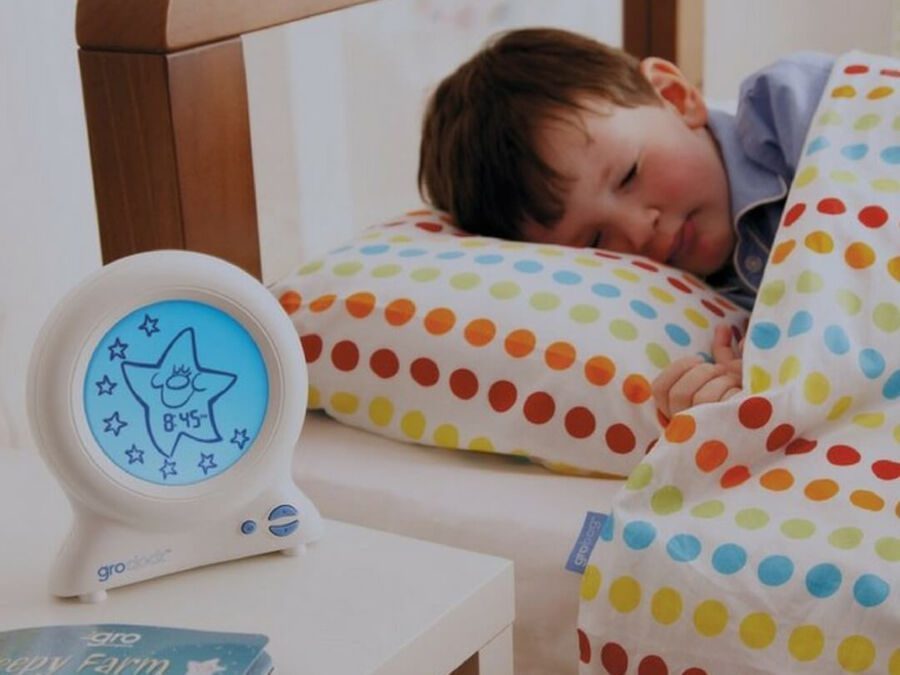 Đứa trẻ ngủ với Đồng hồ Gro của chúng trên bàn cạnh giường