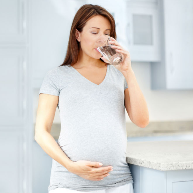 bạn nên uống bao nhiêu nước khi mang thai