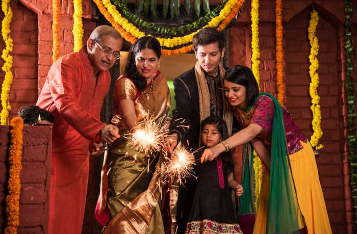 một gia đình kỷ niệm Diwali vì truyền thống gia đình của họ