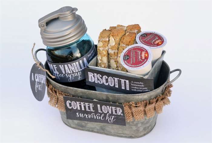 Giỏ quà cà phê với cà phê và bánh quy