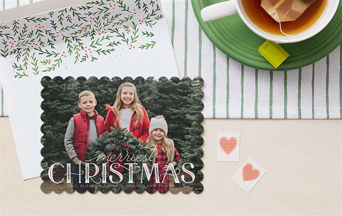 Một tấm thiệp Giáng sinh hình vỏ sò có ba anh chị em và một vòng hoa và kèm theo một phong bì có hoa văn, đường viền tùy chỉnh