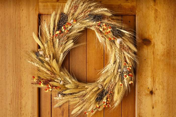 vòng hoa lúa mì trước cửa cho ý tưởng trang trí mùa thu