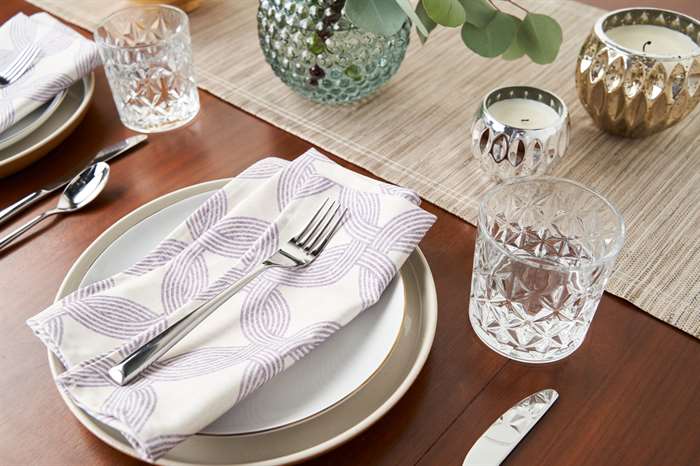 custom table runners and cloth napkins for a DIY tablescape