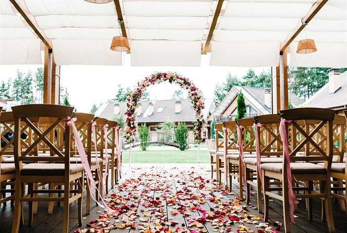 floral-wedding-aisle