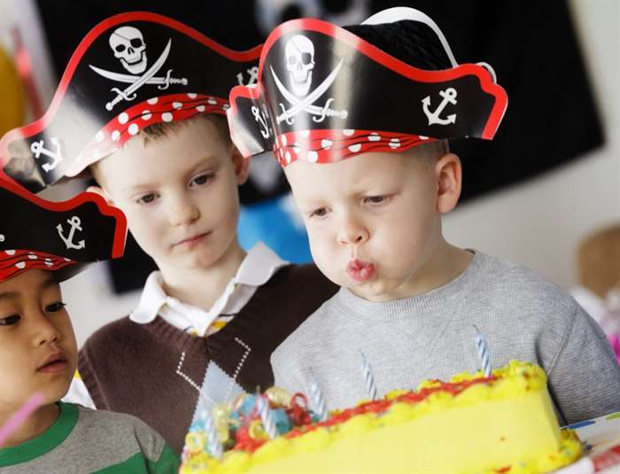 Một nhóm nam sinh đội mũ cướp biển ăn mừng trong bữa tiệc sinh nhật.