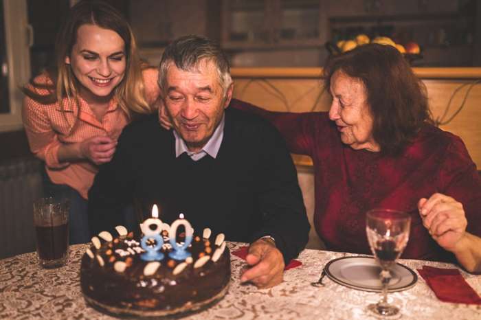 Ông tổ chức sinh nhật lần thứ 80 với gia đình tại một nhà hàng. 