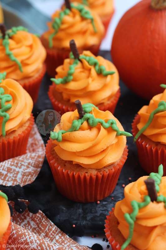 1639645548 265 Pumpkin Cupcakes