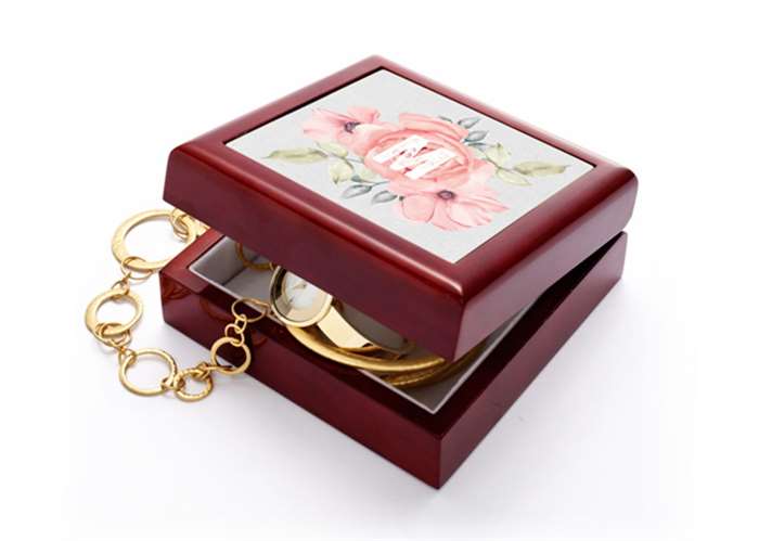 Một hộp lưu niệm tùy chỉnh với một chữ lồng cho một món quà cảm thông