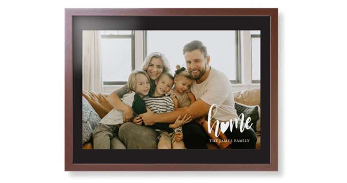Bản in đóng khung lớn với chú thích gia đình trên ảnh gia đình và đặt trong khung ảnh bằng gỗ