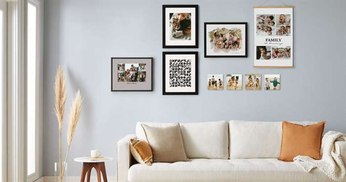Bức tường phòng khách với tranh in ảnh đóng khung phù hợp với đi văng và trang trí nhà