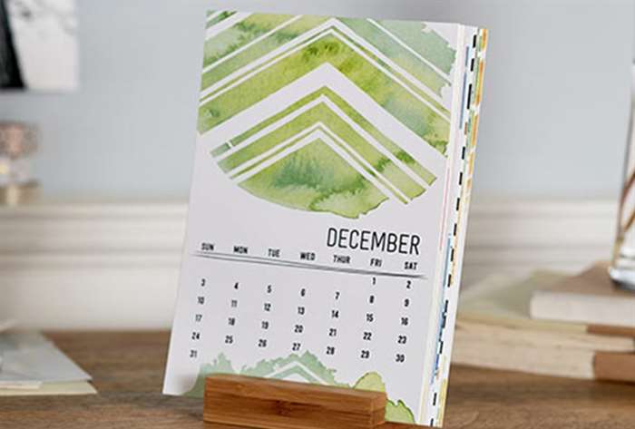 Một cuốn lịch giá vẽ ombre cho bàn làm việc tại nhà.