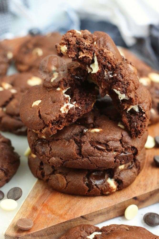 1639703318 940 Triple Chocolate NYC Cookies