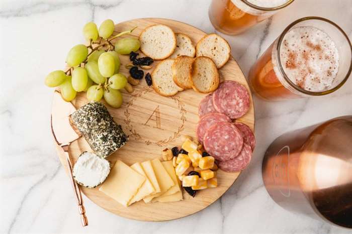 Bảng Charcuterie với thớt cá nhân hóa với chữ cái đầu ở giữa