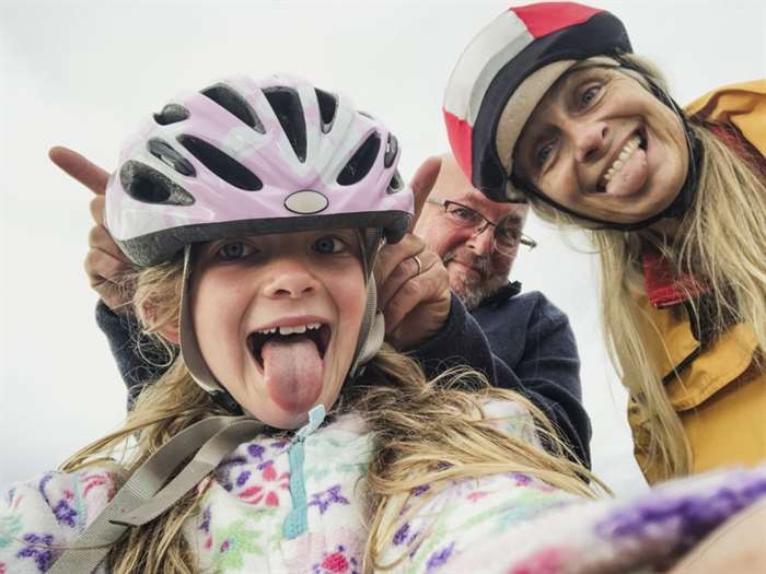 Cận cảnh selfie của một gia đình hạnh phúc khi đạp xe.