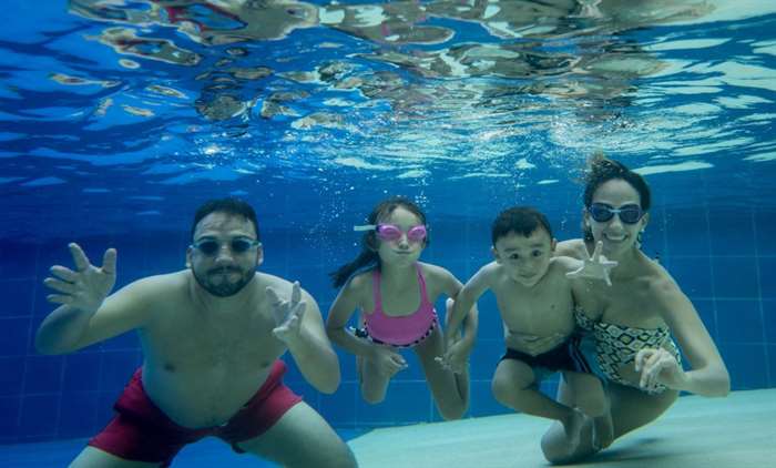 Chân dung một gia đình ngọt ngào tươi cười trước ống kính dưới nước.