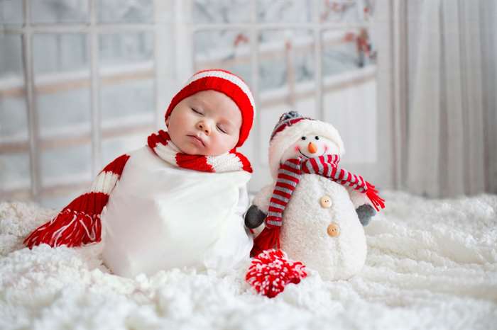 Giáng sinh chân dung cậu bé sơ sinh dễ thương, đội mũ ông già Noel