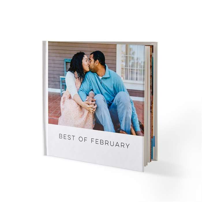 Một cuốn sách kỷ niệm 6x6 với hình ảnh của một cặp đôi trên bìa