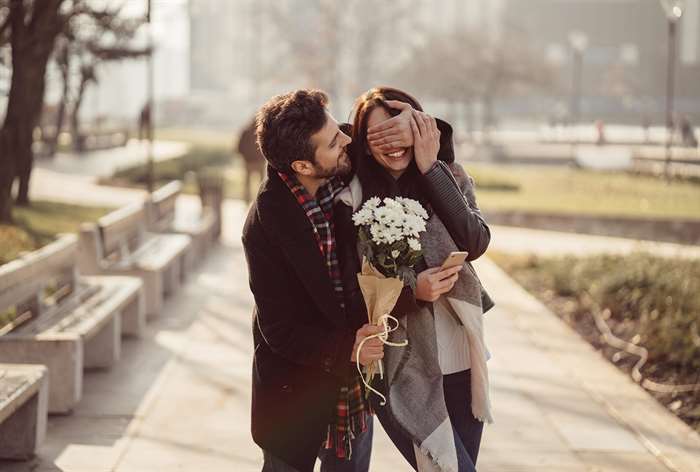 boyfriend gifting flowers