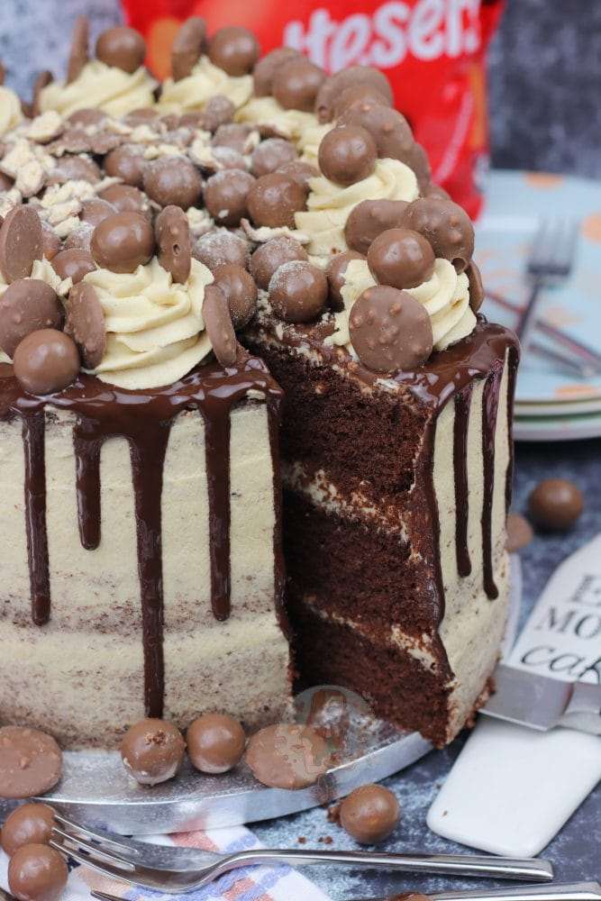 1639786476 175 Malteser Drip Cake