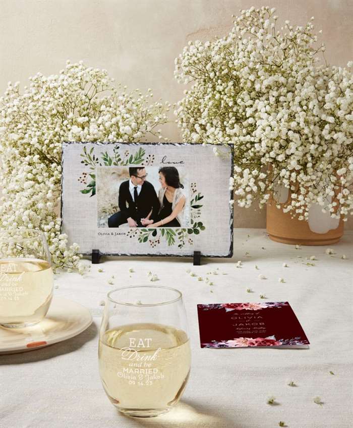 Wedding decorations with personalized wine glass and customized plaque 