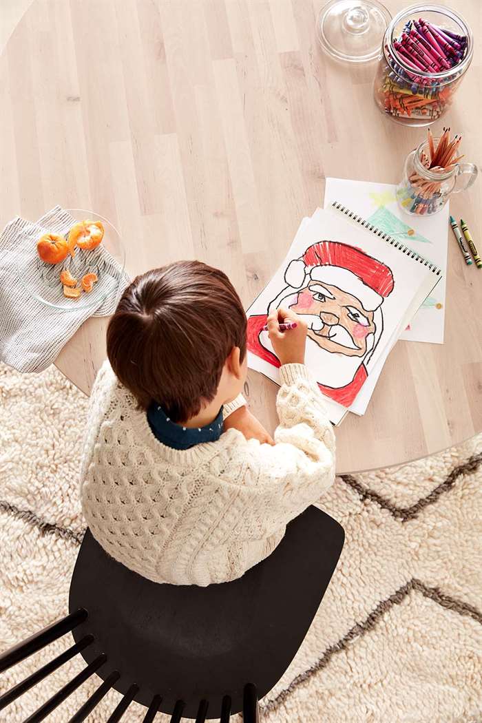 đứa trẻ vẽ bức thư ông già Noel