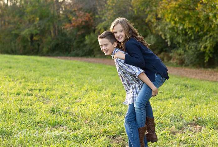 sibling photo ideas piggyback ride