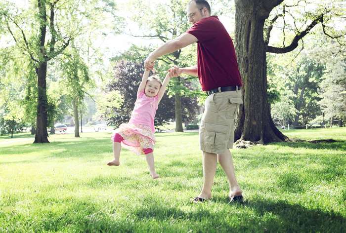 sibling photo ideas dad playing with daughter