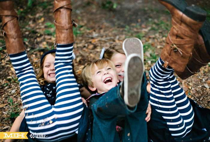 sibling photo ideas children falling leaves