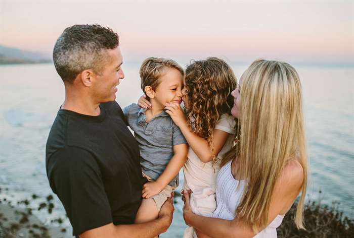 sibling photo ideas beach sunset family