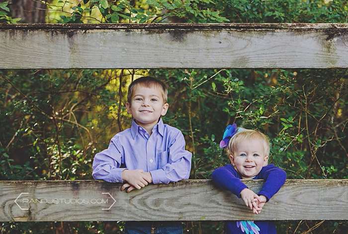 sibling photo ideas kids on fence