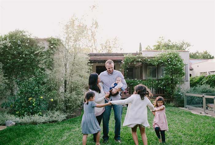 sibling photo ideas family in backyard