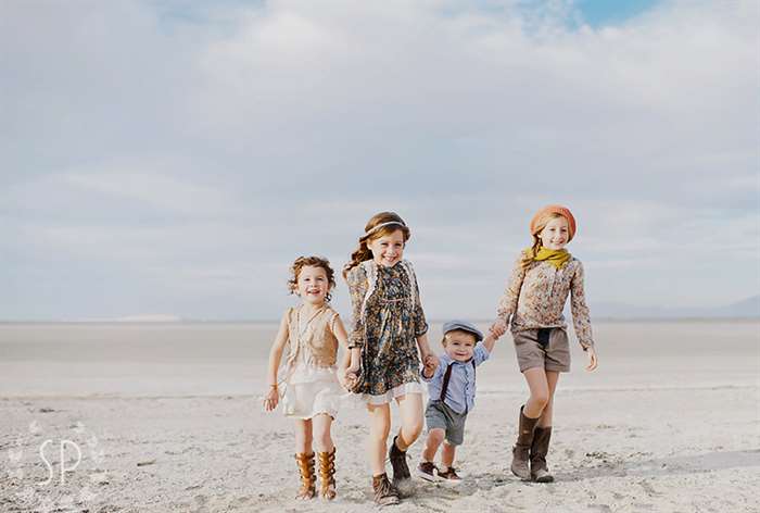 sibling photo ideas holding hands beach