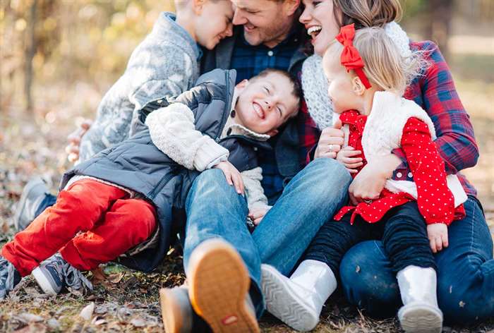 sibling photo ideas family laughing