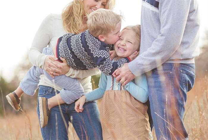 sibling photo ideas family kissing cheek