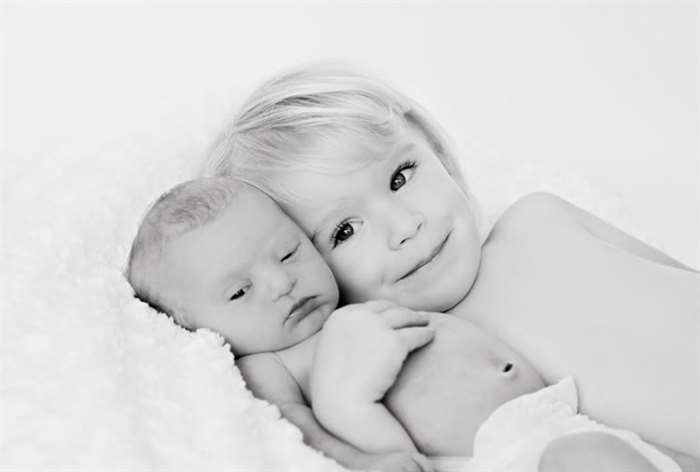 sibling photo ideas newborn black white