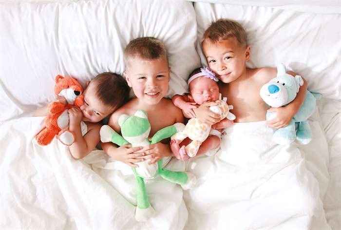 sibling photo ideas brothers with newborn