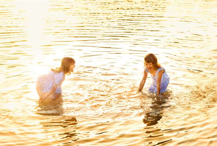 sibling photo ideas golden water