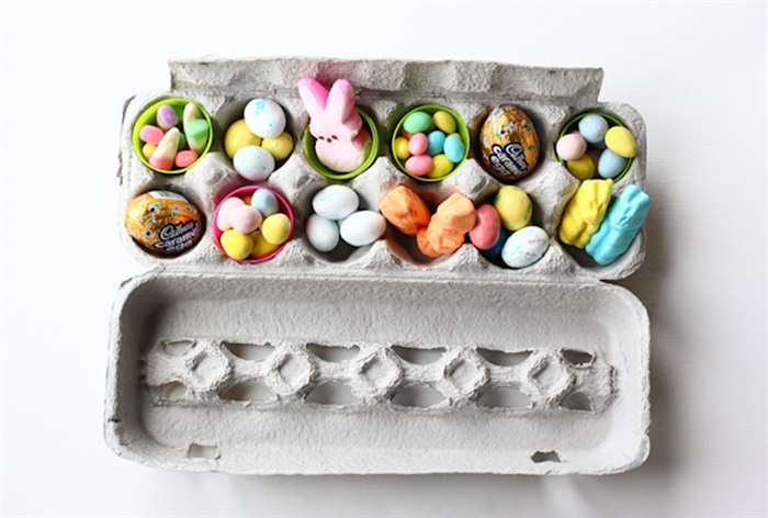 Trứng nhựa đầy màu sắc chứa đầy kẹo trong hộp trứng