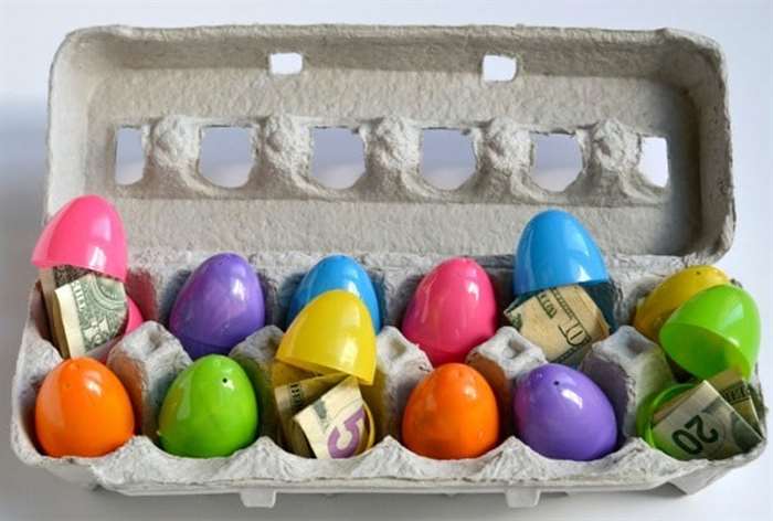 Trứng nhựa đầy màu sắc đựng tiền trong hộp trứng
