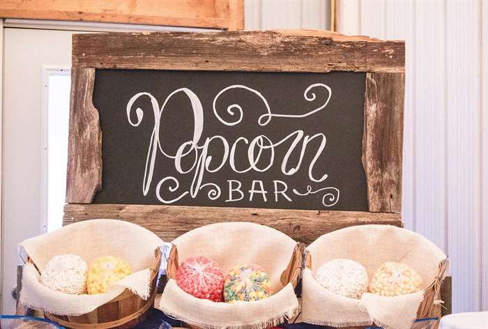 Popcorn bar với dấu hiệu mộc mạc.