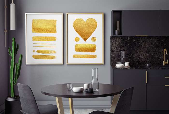 Phòng ăn màu xám với trang trí tường vàng.