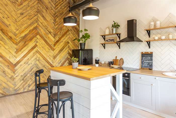 Tường gỗ trong nhà bếp.